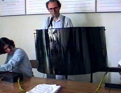 Ein Elektrogravitationsversuch (1992) eines jungen Physikers.
Im Hintergrund stehend: George Egely (leitender Physiker)